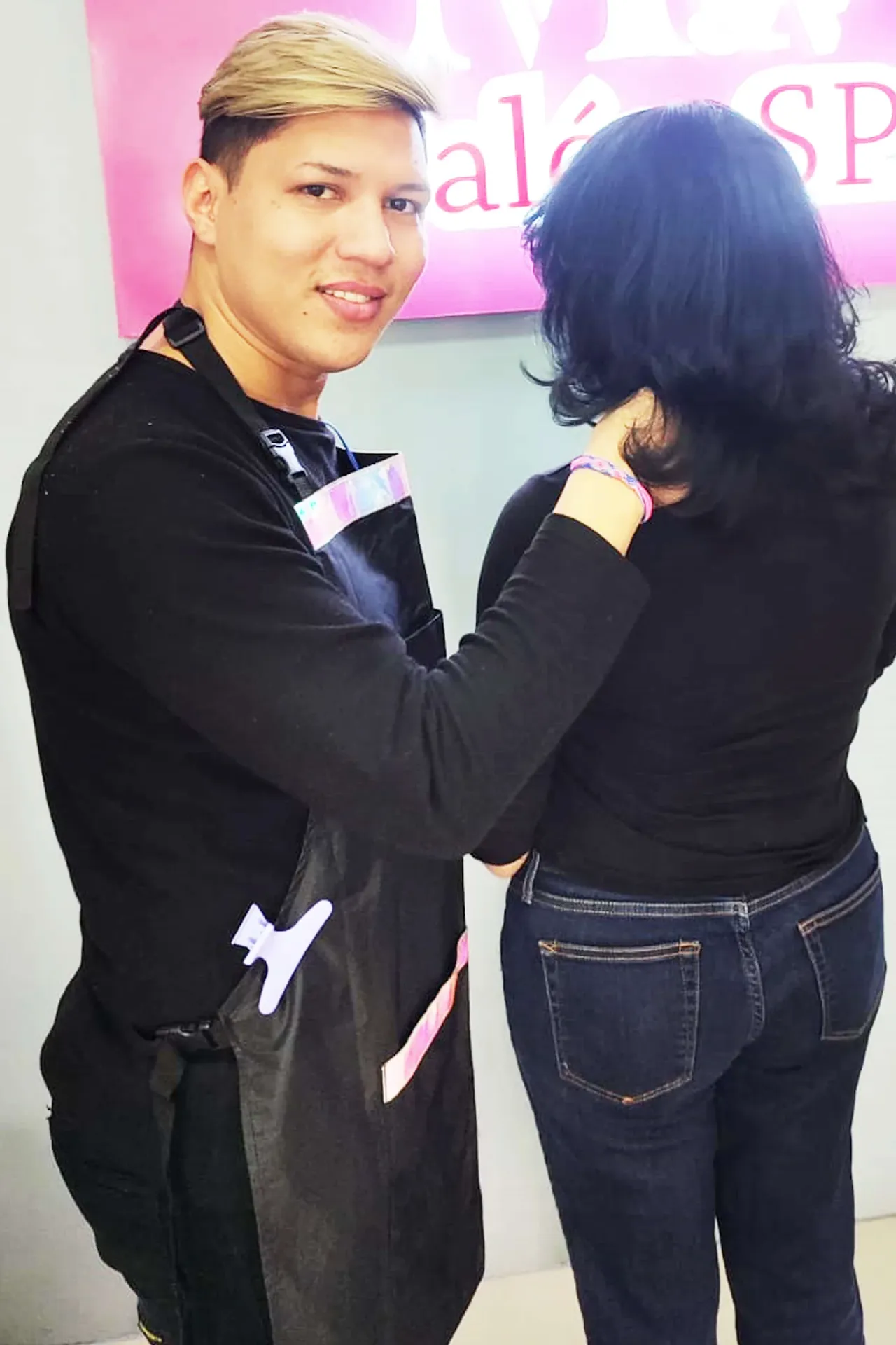 Estilista realizando atencion personalizada.