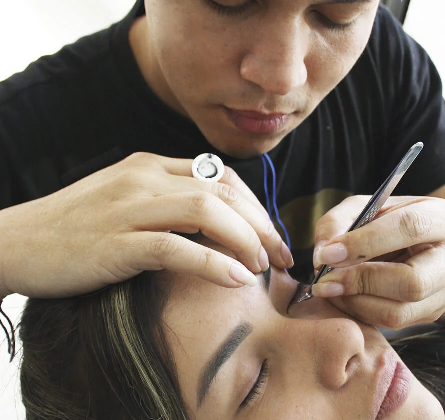 Perfilado profesional de cejas con pinza y precision