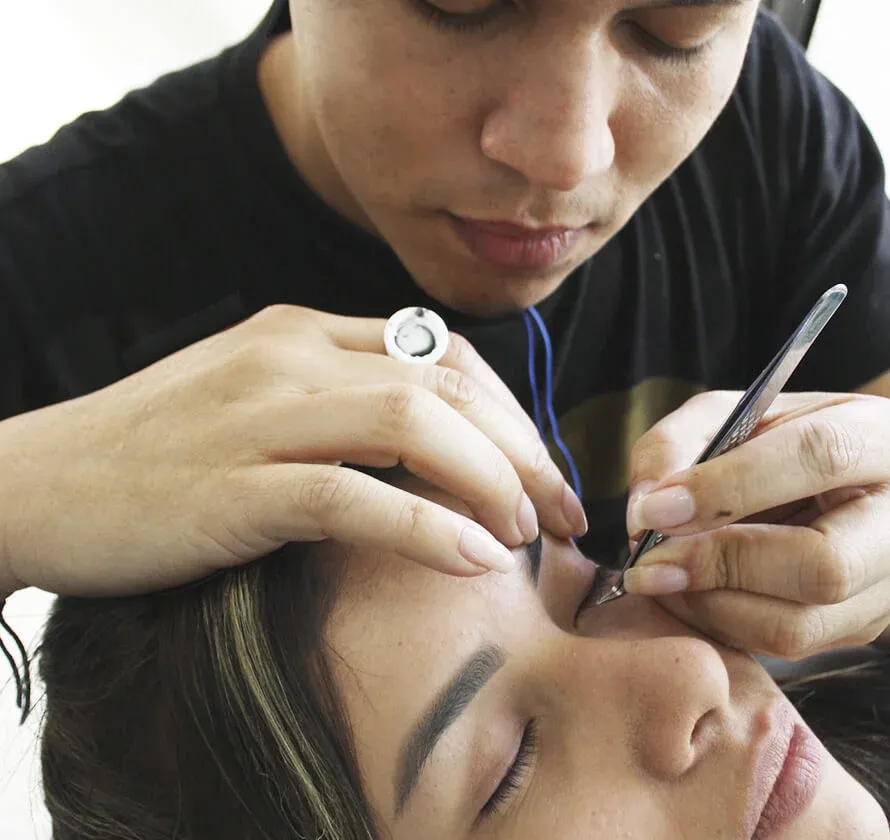 Perfilado profesional de cejas con pinza y precision