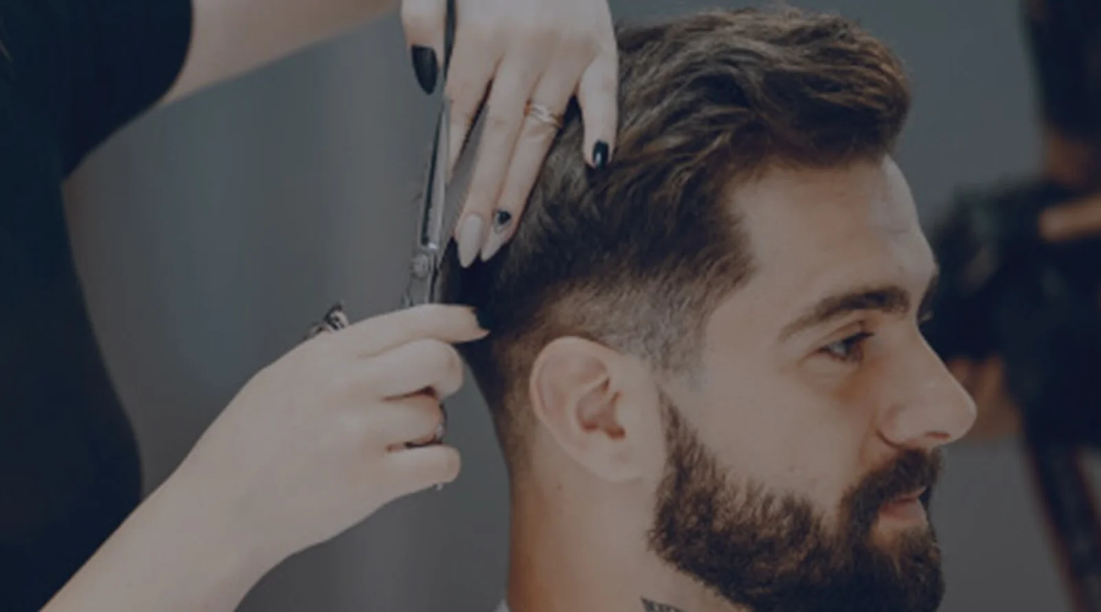 Maquilladora profesional aplicando maquillaje de acabado elegante