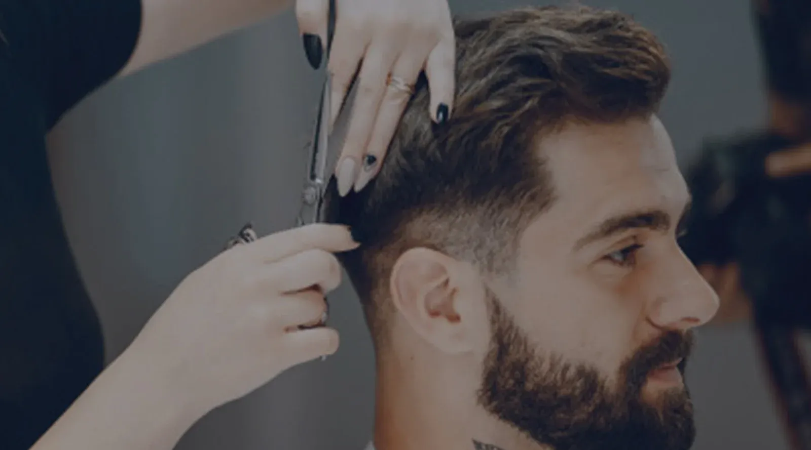 Maquilladora profesional aplicando maquillaje de acabado elegante