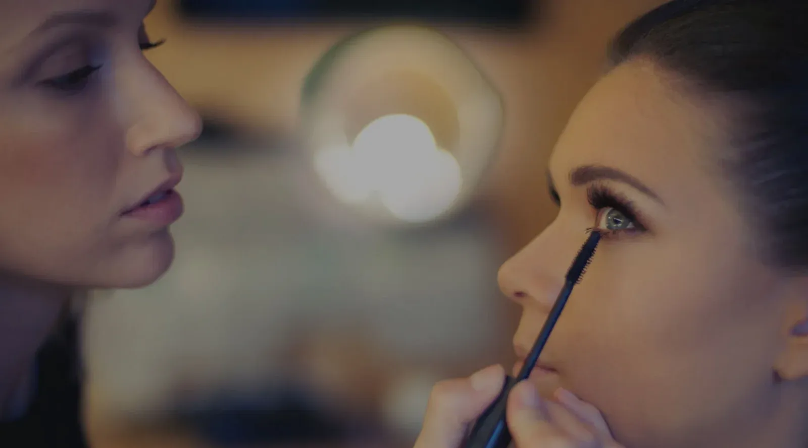 Profesional aplicando tratamiento facial hidratante a una clienta